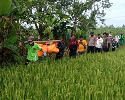 TINGGAL SENDIRIAN DI GUBUK, WARGA 