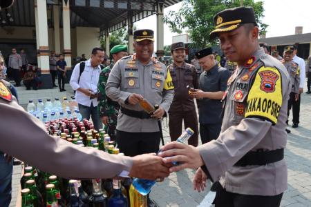 POLRES DEMAK MUSNAHKAN 5139 BOTOL  MIR