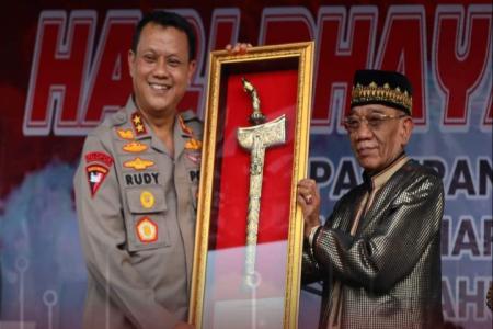 KAPOLDA BANTEN MEMBERIKAN PENGHARGAAN 