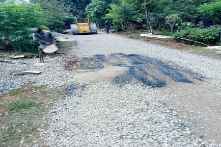 Pengerjaan Pembangunan Jalan Di Desa P