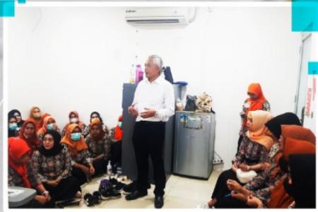 Direktur Memberikan Teguran Sekaligus 