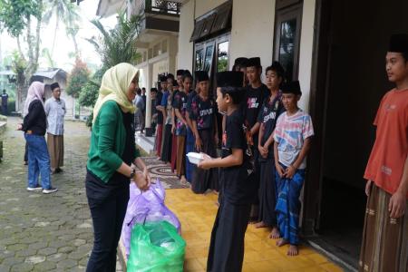 Giliran Santri Dapat Makan Siang Grati