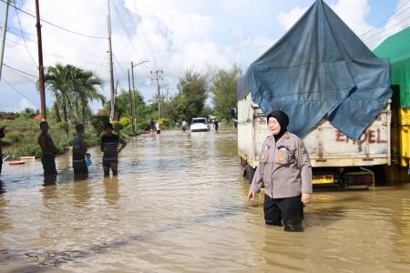 Hujan Deras Sebabkan Banjir di Jalan R