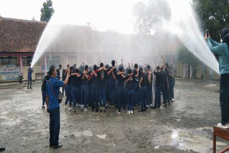 SEDERHANA NAMUN TETAP KHIDMAT DAN 