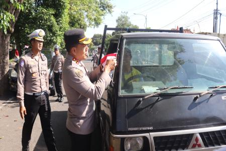 Polresta Banyuwangi Berbagi Bendera Me