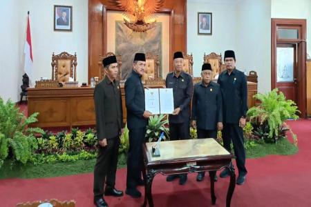 RAPAT PARIPURNA DPRD TULUNGAGUNG, 