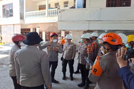 Tim SAR Brimob Polda Jatim Sisir Puing