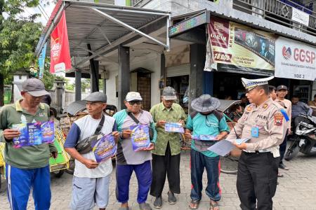 SATLANTAS POLRES DEMAK BAGIKAN NAS