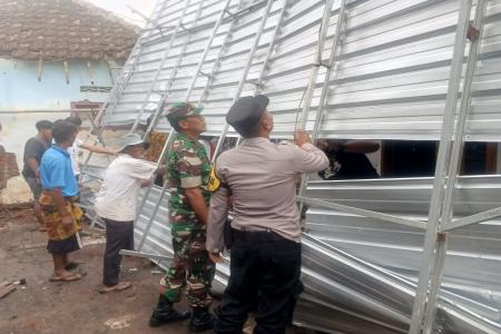 ANGIN KENCANG SAPU SUMBEREJO, POLS