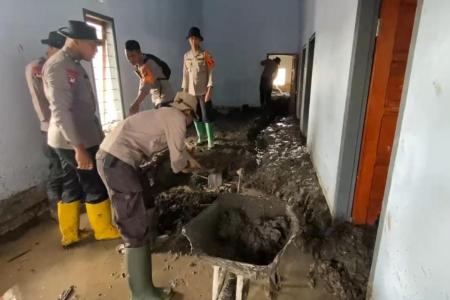 Polisi Bersihkan Rumah Warga Terdampak