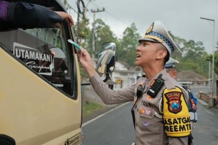 Polres Malang Bagikan Masker ke Pengen