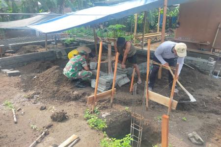 Babinsa Ngadirejo Bantu Perehaban Ruma