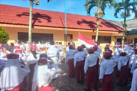 MENJADI PEMBINA UPACARA, KAPOLSEK 