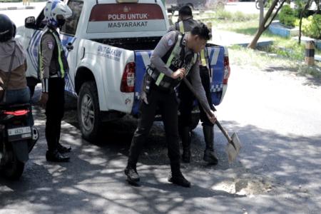 Polantas Polres Gresik Tambal Jalan Be